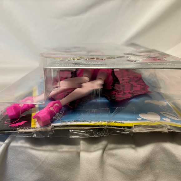 Draculaura Monster High Ghoul-To-Bat Transformation Doll - Picture 4 of 7